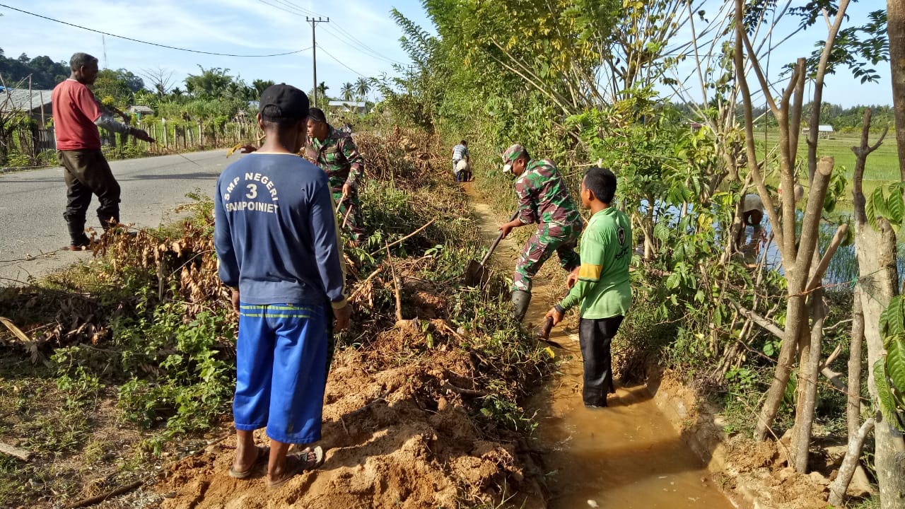Dukung Petani, TNI Bantu Benahi Saluran Irigasi