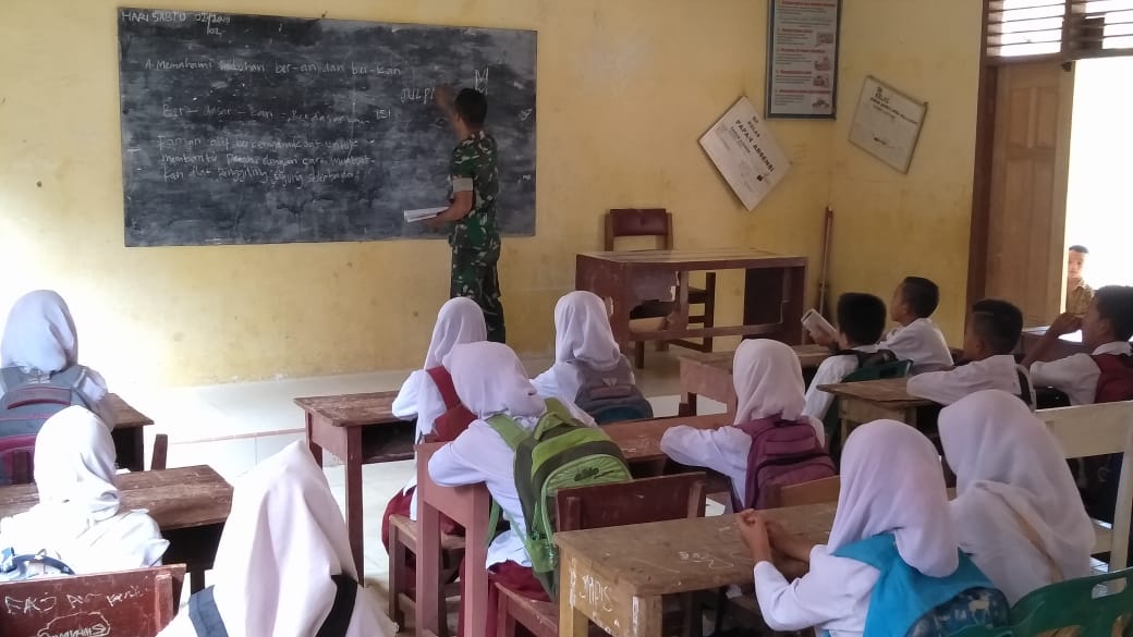 Peduli Pendidikan, Kopda Julpardi Mengajar di Sekolah Dasar