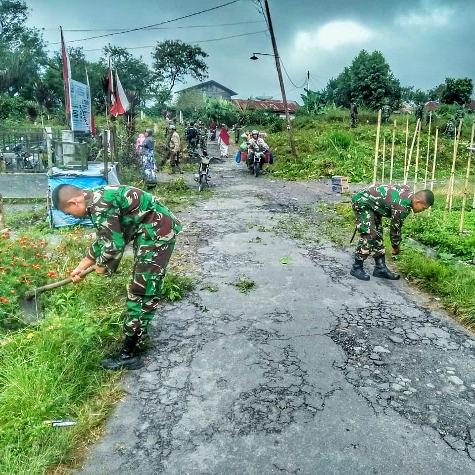 Prajurit Yonif 114 Bersama Masyarakat Bersihkan Jalan dan TPU