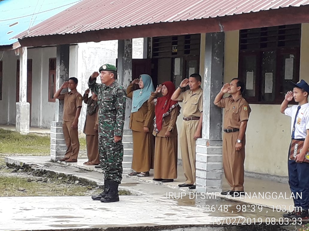 Serma Zulfokar Harahap Pimpin Upacara Bendera SMPN 4 Penanggalan