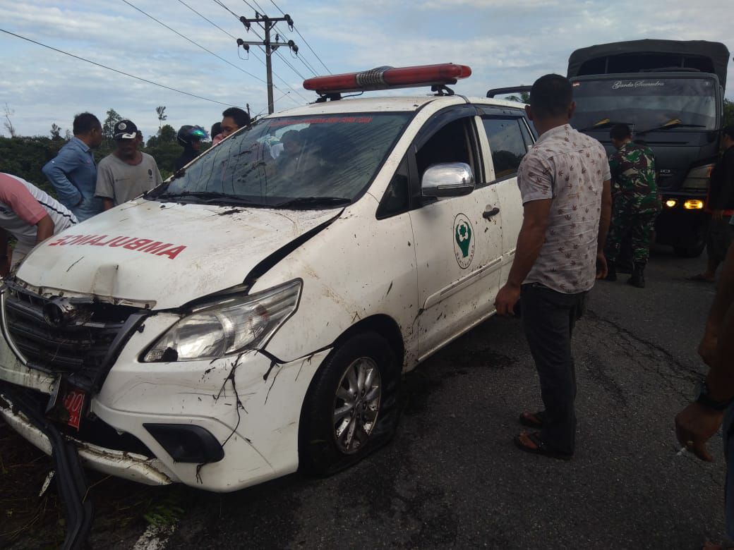 Prajurit Yonif 116/GS Bantu Evakuasi Mobil Yang Kecelakan