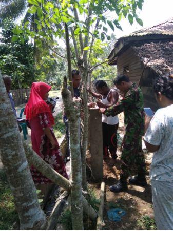 Babinsa dan Warga Gotong Royong Bangun Tapal Batas Desa