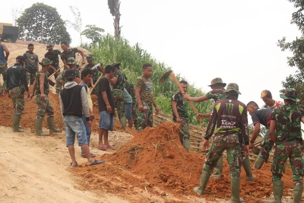 Puluhan Warga Bantu Satgas TMMD Timbun Jalan