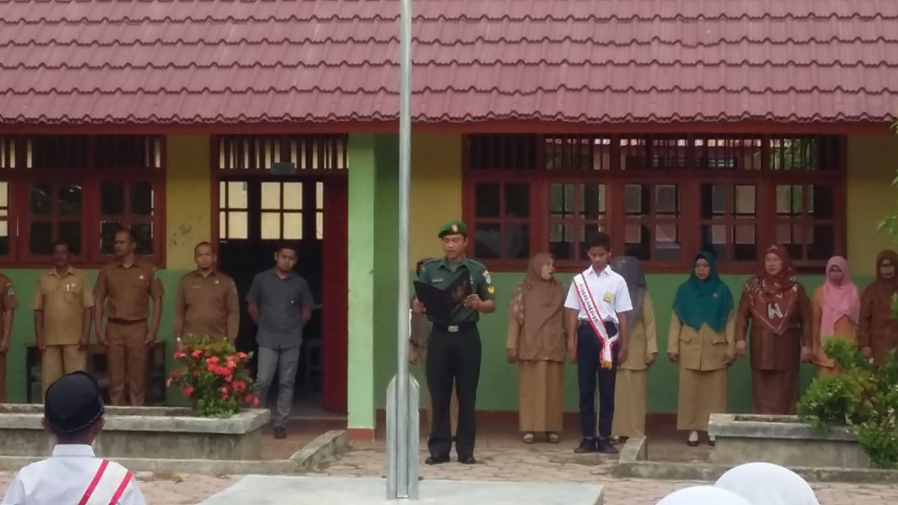 Serka Efendi Pimpin Upacara Bendera di SMPN 1 Indra Jaya