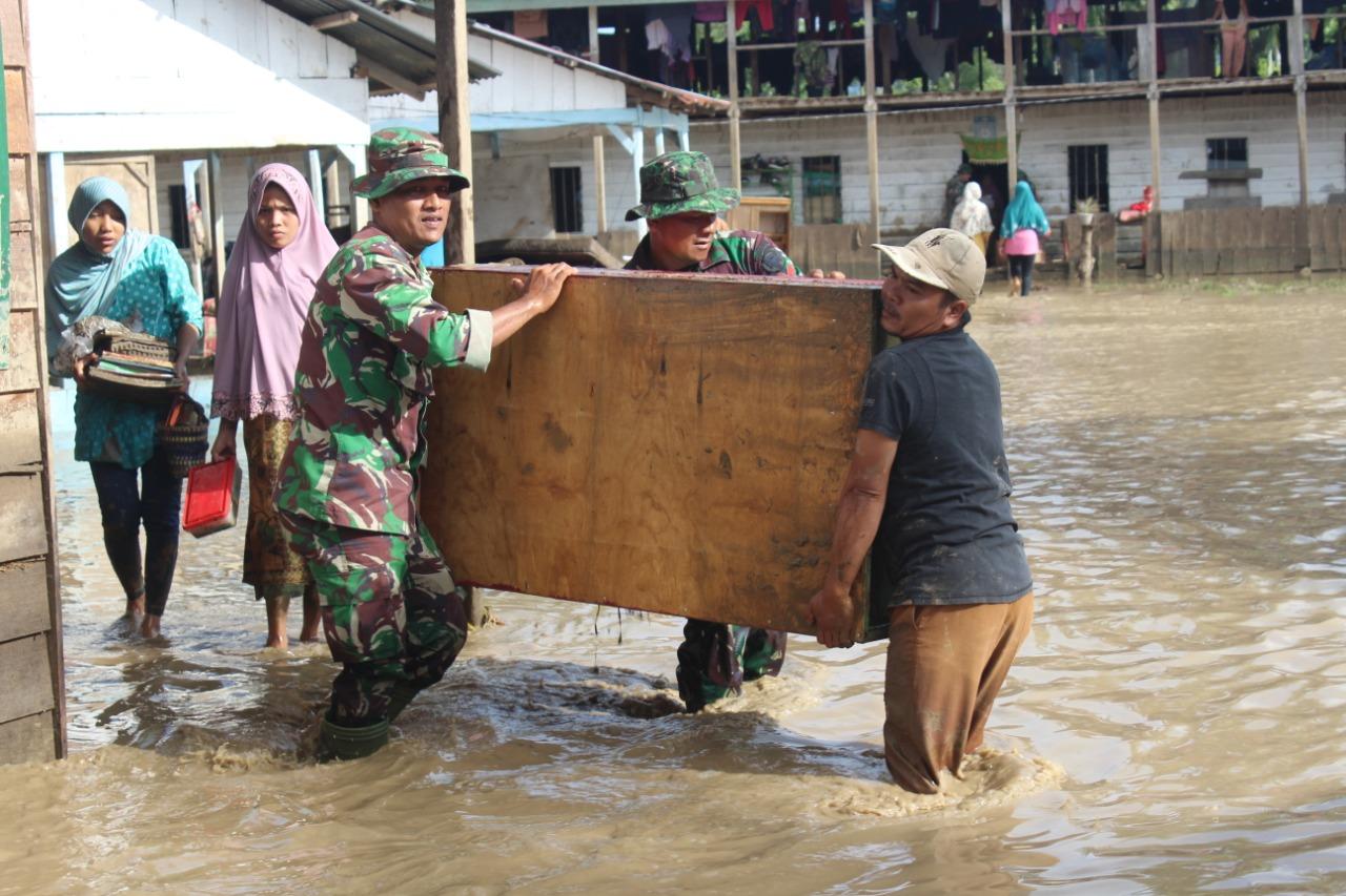 Aceh Tenggara Diterjang Banjir, Kodim 0108/Agara Bantu Evakuasi Warga