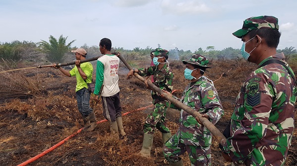 Personel Gabungan TNI Polri Padamkan Karhutla Adi Desa Kuala Tadu