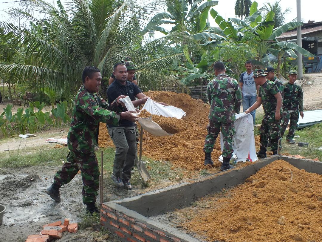 Dandim 0117/Atam Berpartisipasi Dalam Perehapan Rumah Warga Tidak Layak Huni