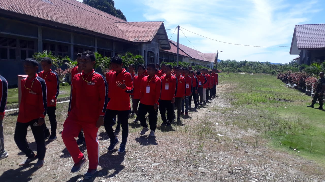 Babinsa 01/Simpang Kiri Latih Anak Anak Pelatihan Baris Berbaris