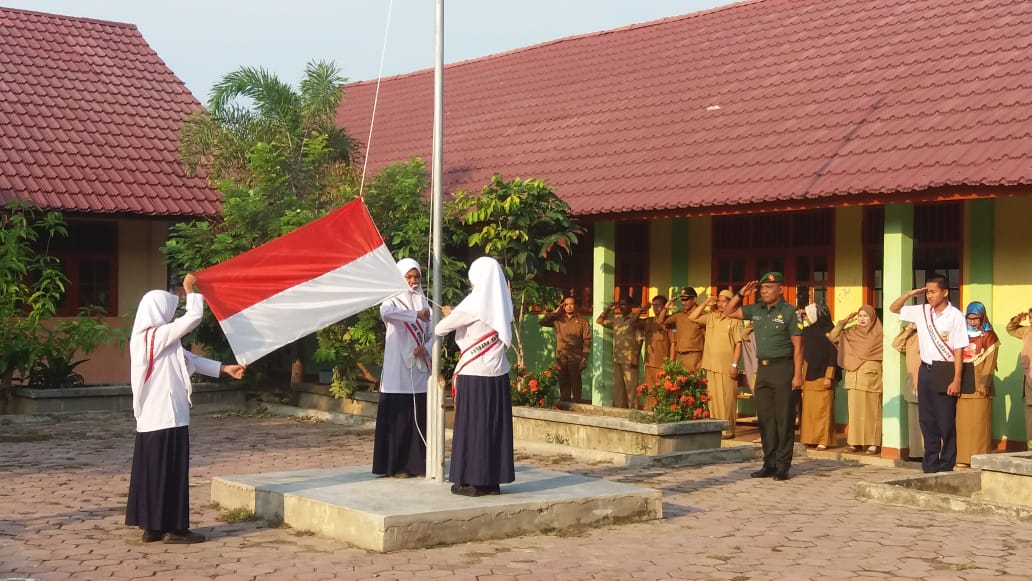 Sertu Surono Pimpin Upacara Bendera di SMPN 1 Indra Jaya