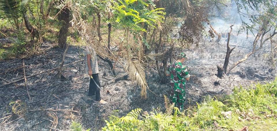 TNI – Polri Padamkan Lahan Warga yang Dibakar