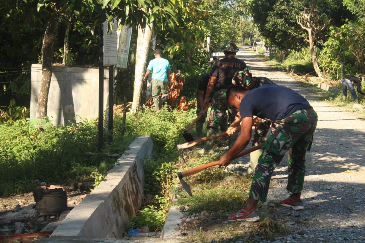 Warga Gotong Royong Bantu Satgas TMMD Bersihkan Lingkungan Desa
