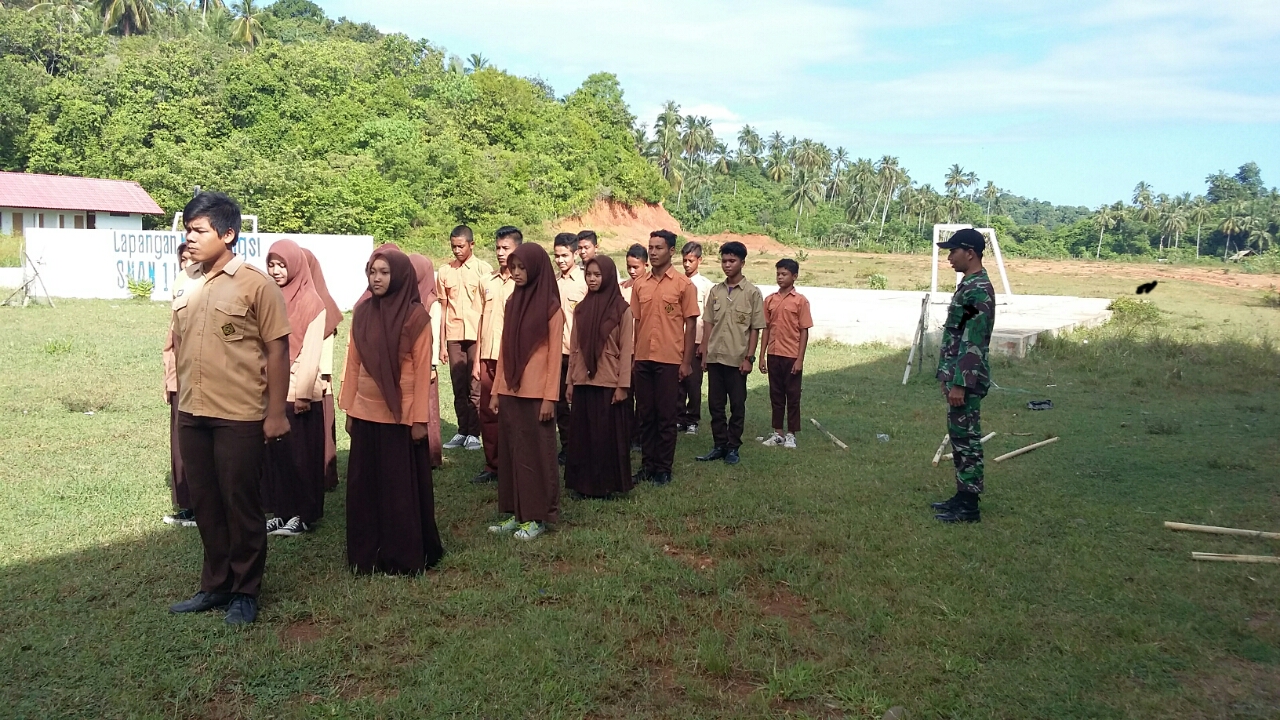 Bina Generasi Muda, Babinsa Indra Jaya Latih Pramuka Siswa SMP