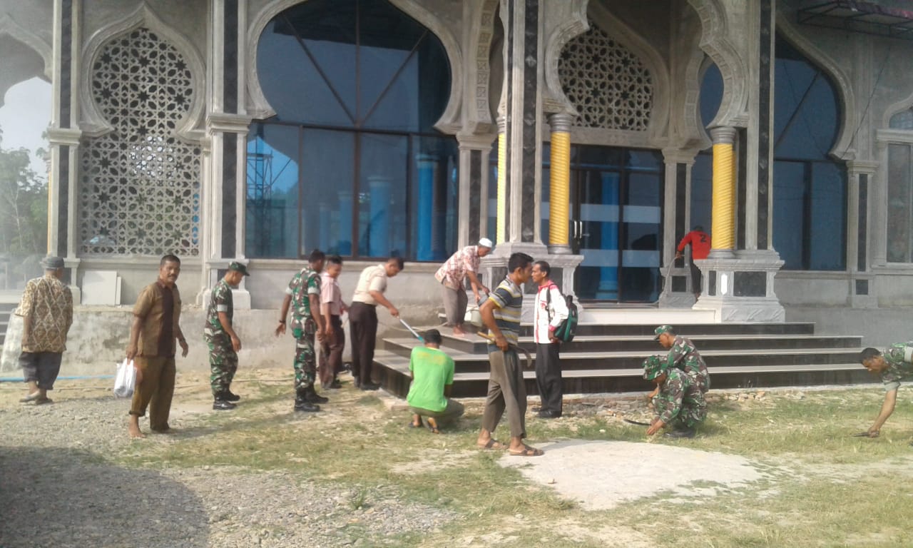 Anggota Koramil 04/Bdh Bersama Masyarakat Bersihkan Masjid