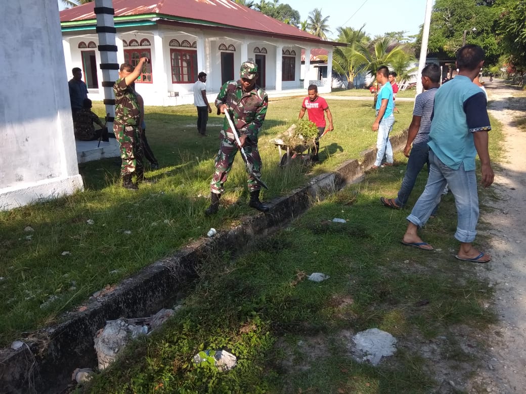 Babinsa Gotong Royong Bersama Masyarakat