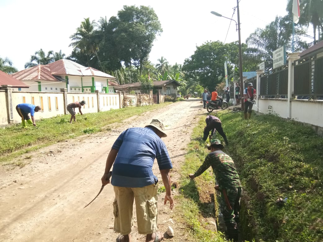 Anggota Koramil 04/Sp Kanan Laksanakan Kegiatan Jumat Bersih di Desa Sidodadi