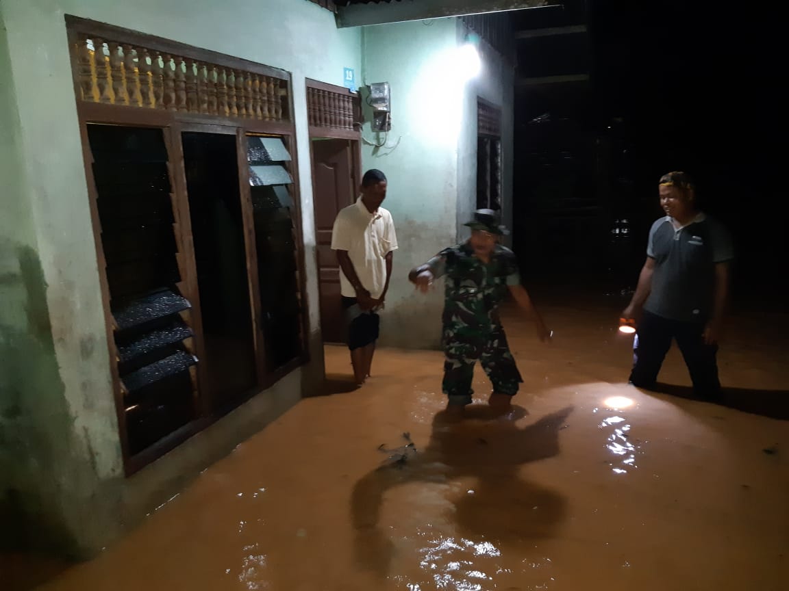 Dandim Aceh Selatan Perintahkan Jajarannya Untuk Pantau dan Bantu Masyarakat Terkena Banjir