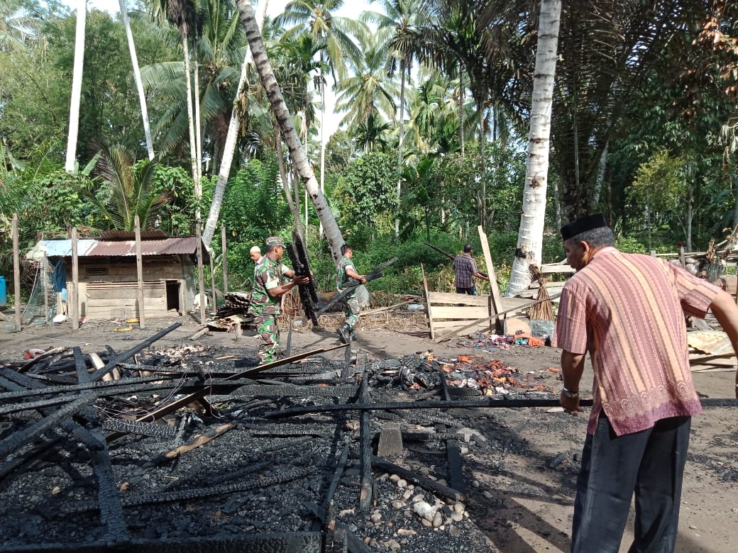 Pasca Kebakaran, TNI Bantu Bersihkan Puing – Puing Rumah Warga