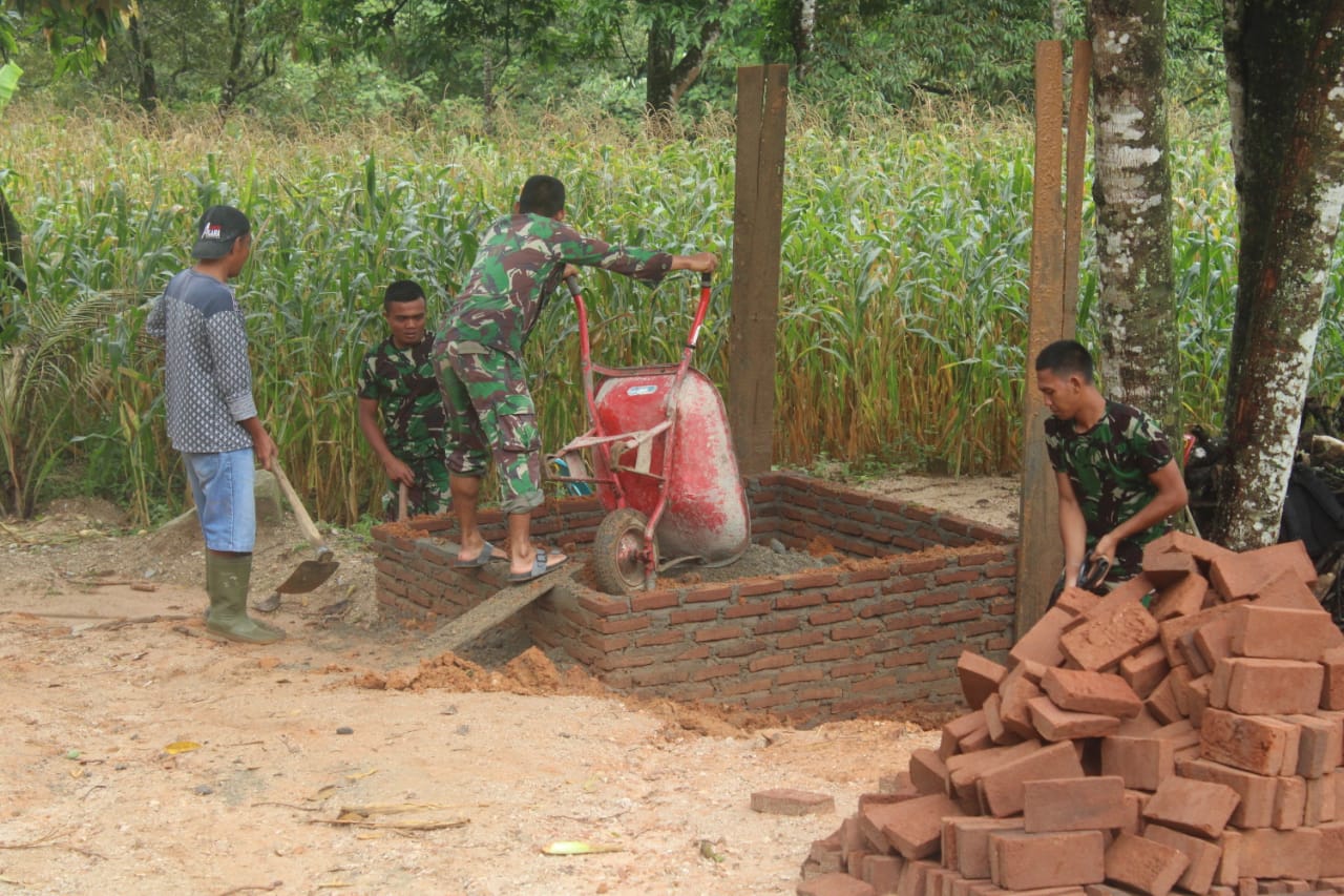 Warga Bersama Satgas Buat Tugu Prasasti TMMD