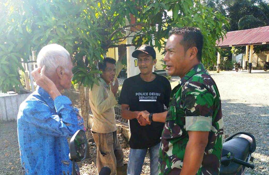 Babinsa Koramil 10/Wb Jalin Silaturahmi dan Keakraban dengan Warga
