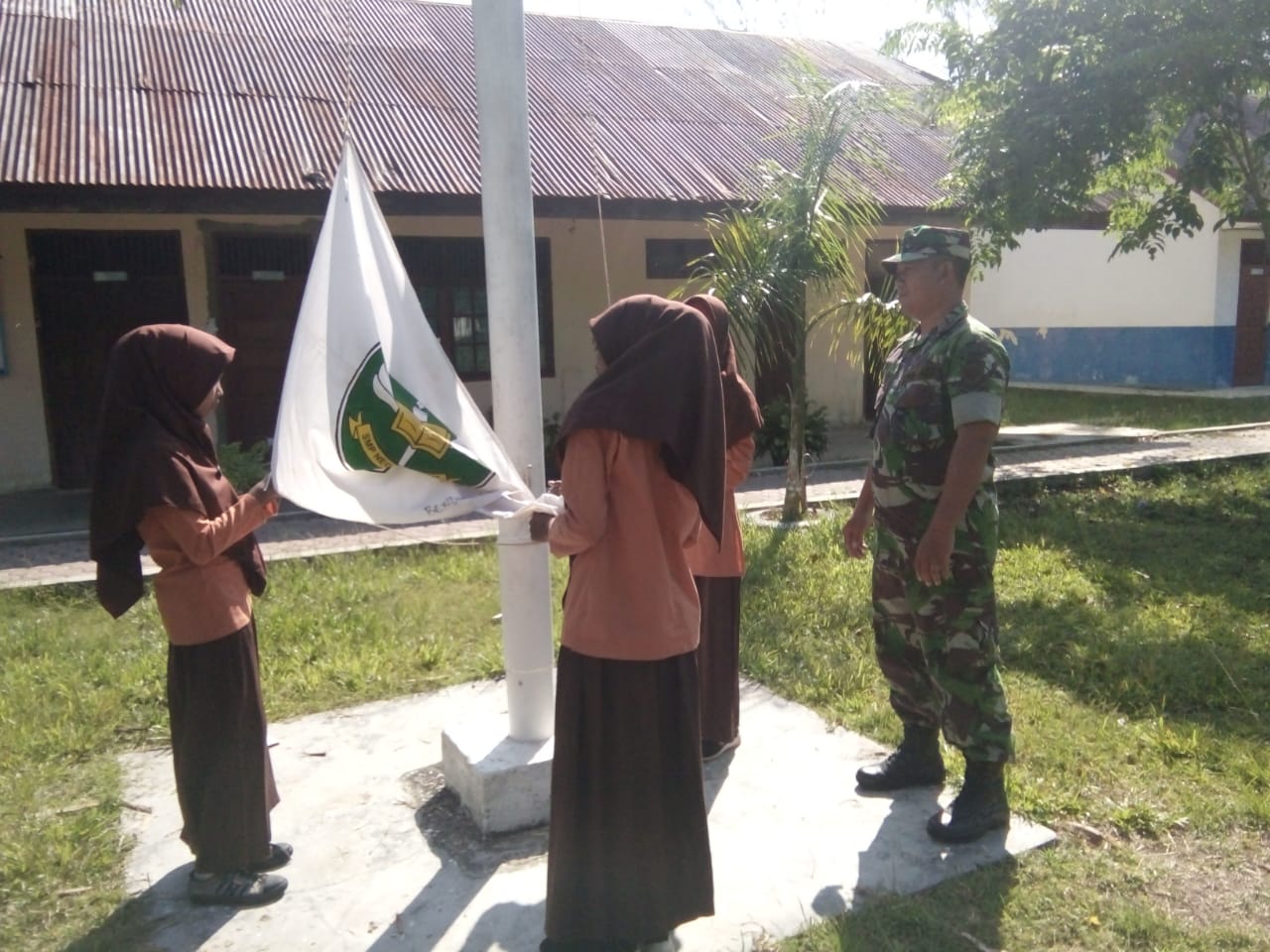 Babinsa Posramil Pasie Raya Latih Siswa  SMP Upacara Bendera