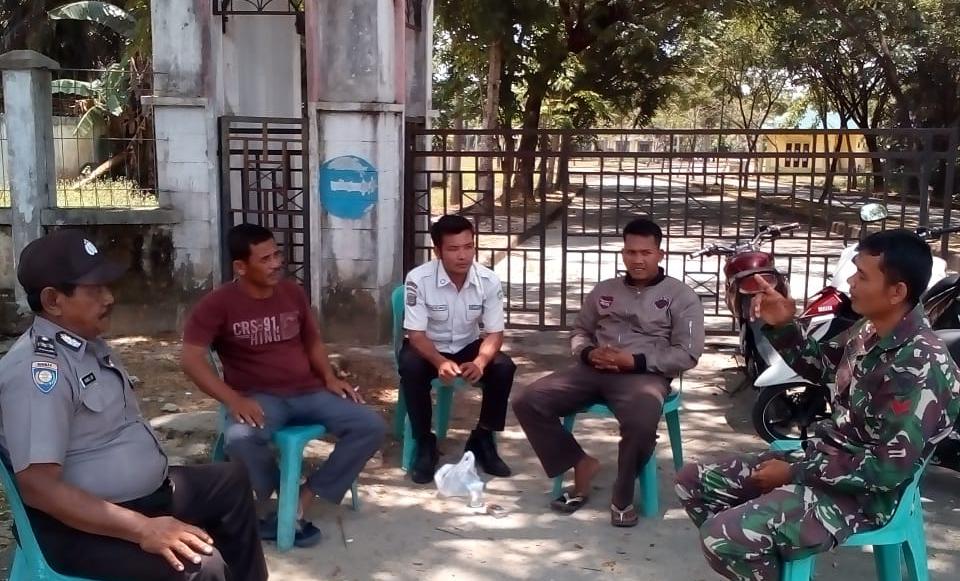Babinsa dan Bhabinkamtibmas Komsos bersama Masyarakat
