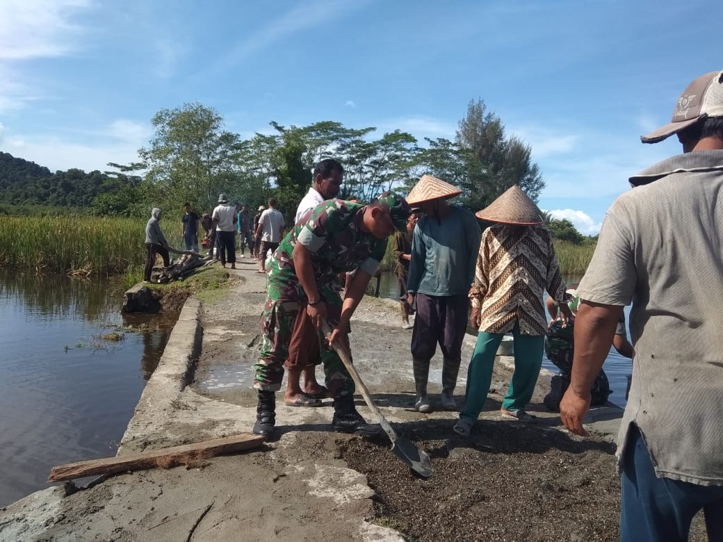 Babinsa Bersama Warga Perbaiki Jalan Rusak