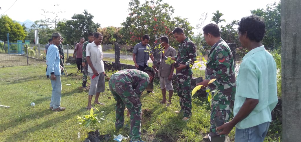 TNI Tanam 100 Batang Pohon di Pantai Cemara Teunom