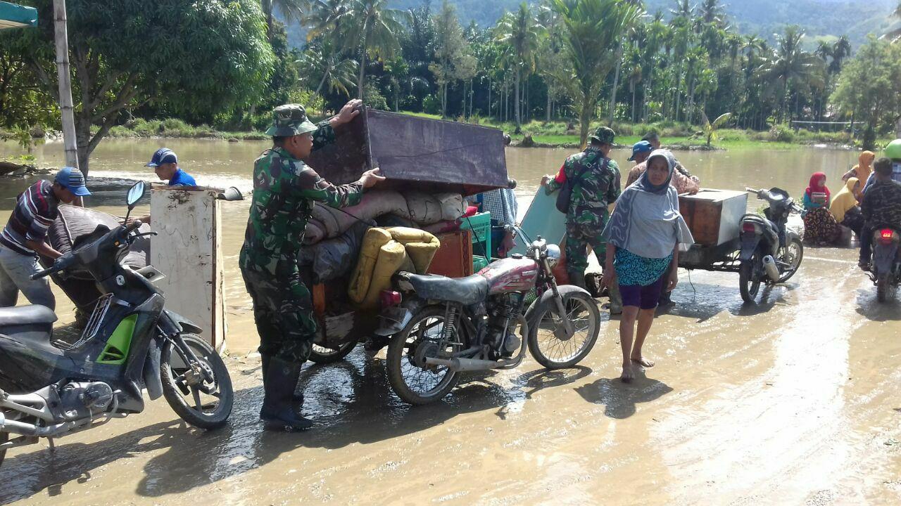 Personel Kodim 0108/Agara Bantu Evakuasi Korban Banjir