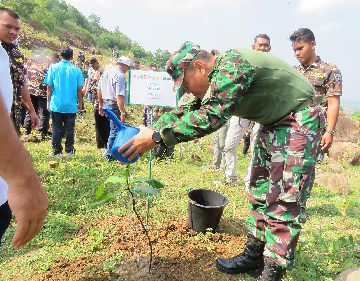 Dandim 0101/BS Bersama Forkopimda Tanam Ratusan Bibit Pohon di Desa Neuheun