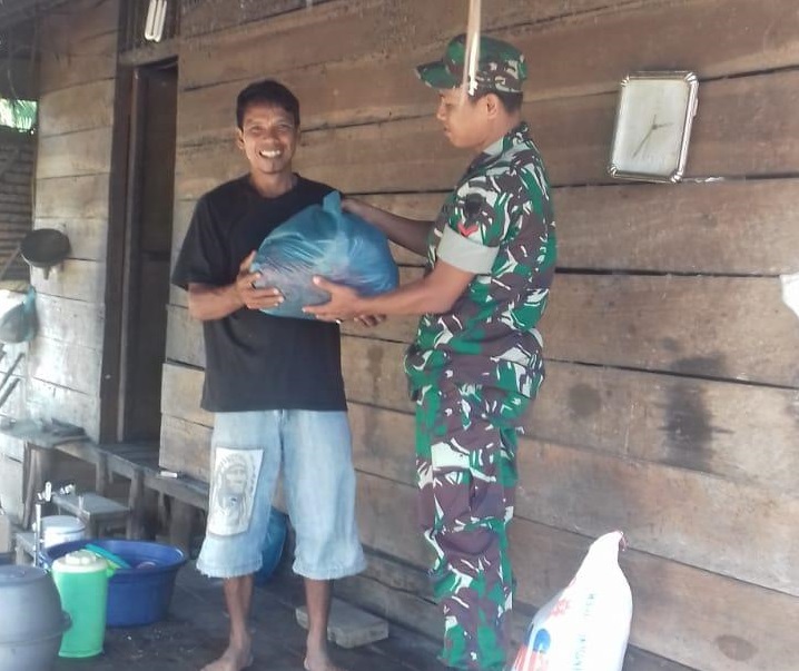 Babinsa Koramil 02/Singkil berikan bantuan sembako pada warganya yang Kurang mampu