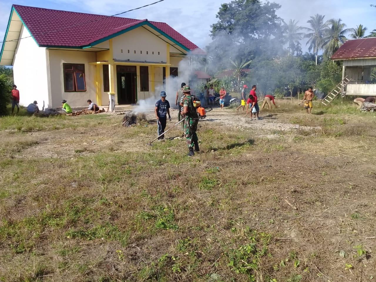 Babinsa Koramil 09/Trumon Bantu Warga Bersihkan Kantor Keuchik