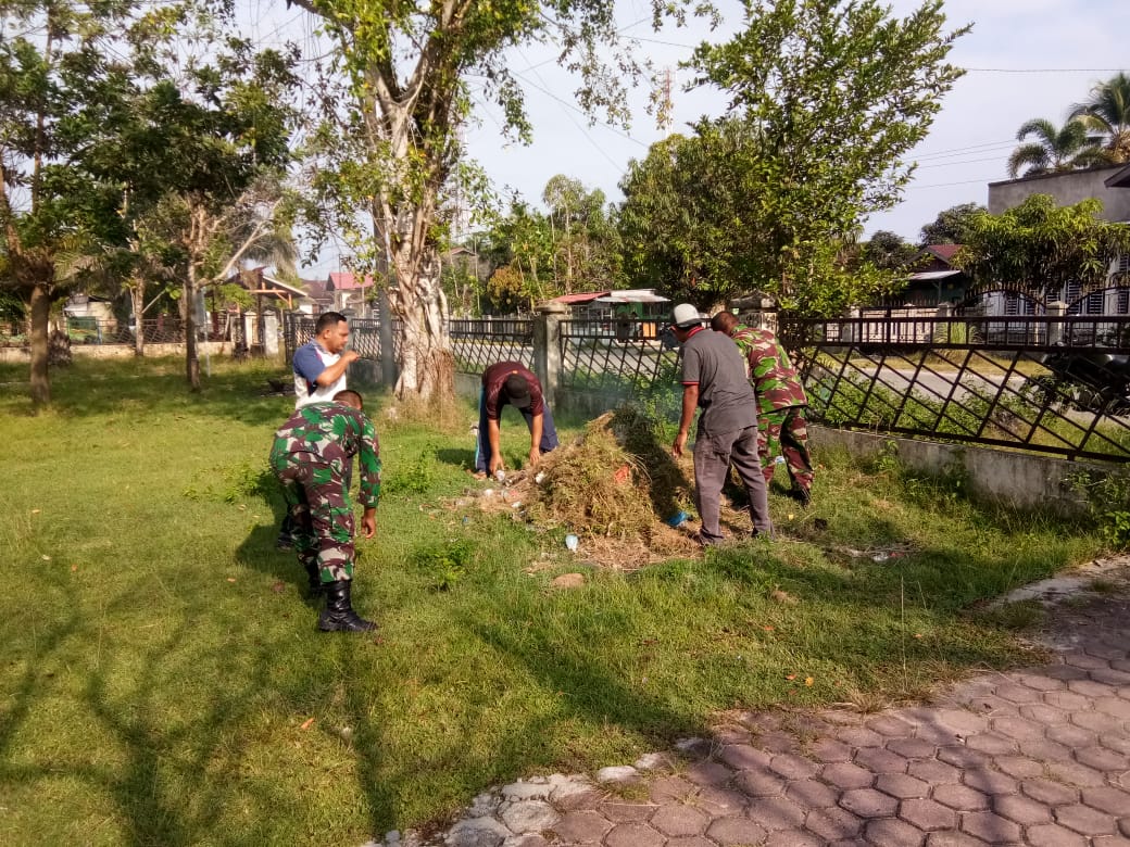 Babinsa Melaksanakan Kegiatan Gotong Royong Bersama Warga Desa Binaan