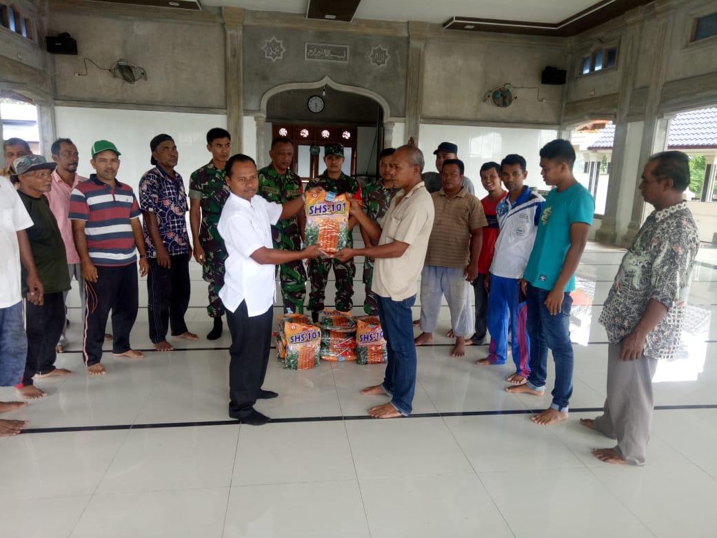 Babinsa Koramil 06/ Peukan Baro Kawal Pendistribusian Bantuan Bibit Jagung
