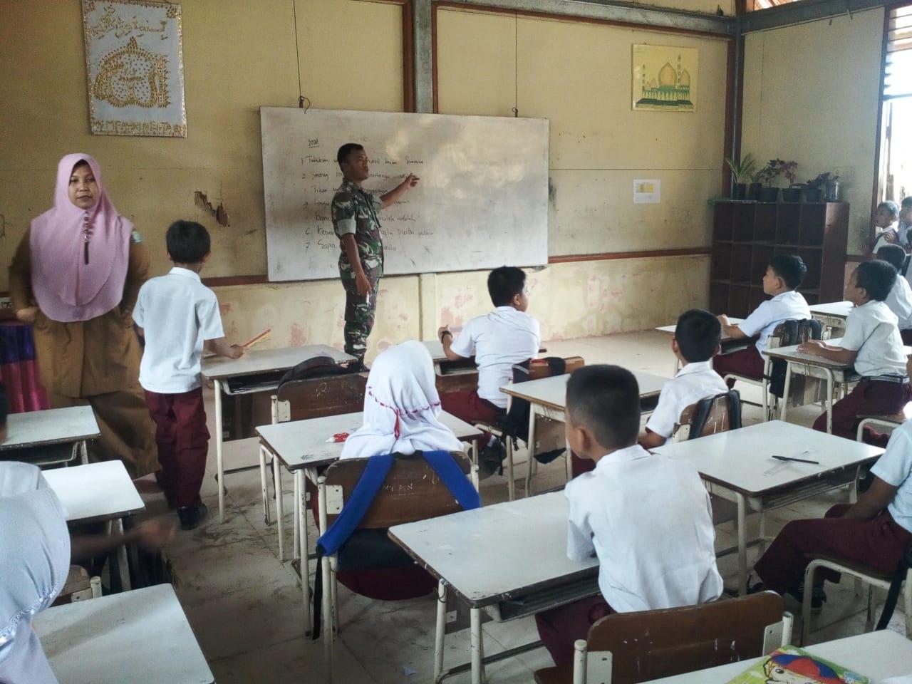 Babinsa 01/Simtim Berikan Wasbang Kepada Pelajar SD