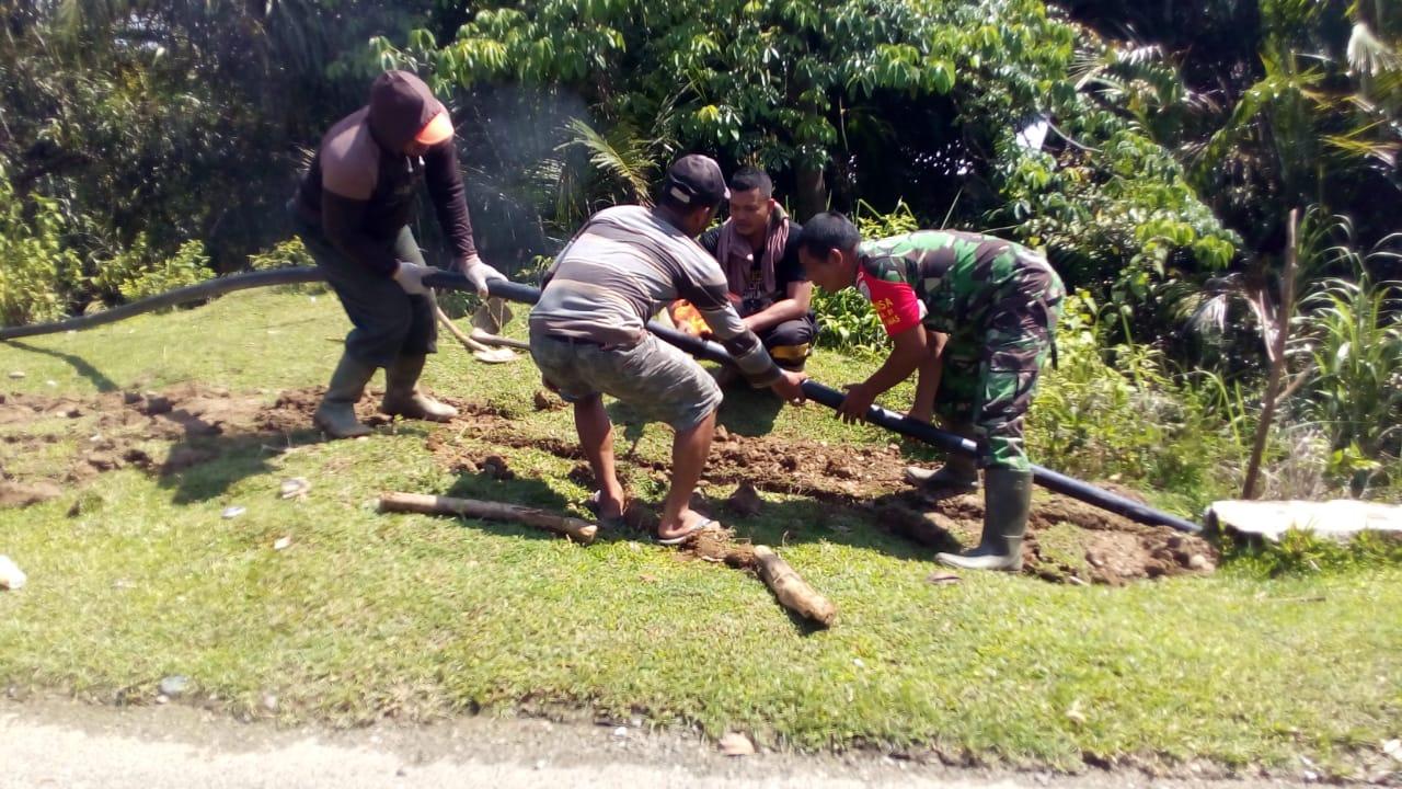 Babinsa 01/SM Bantu Warga Buat Saluran dan Bak Penampungan Air