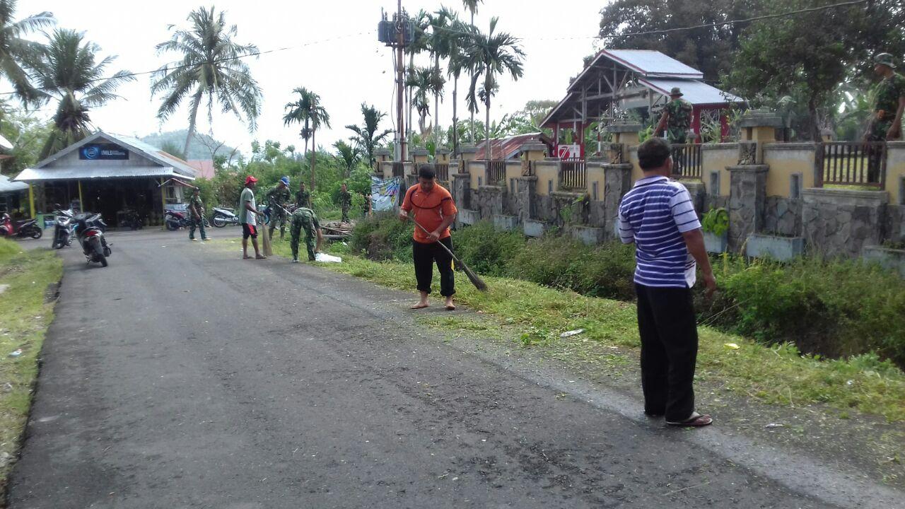 Personel Yonif 116/GS bersama Warga Gotong Royong Bersihkan Jalan