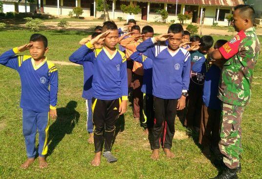 Babinsa Agara Latih Disiplin Siswa SD Melalui PBB