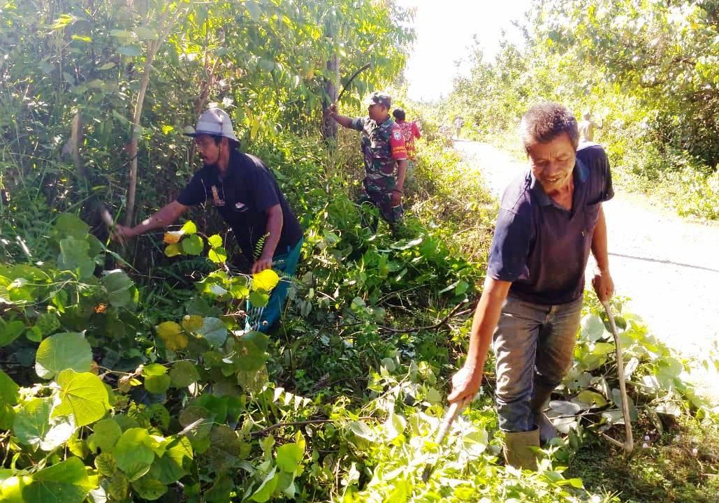 Sambut Ramadhan Tiba, Babinsa Koramil 08 Arongan Laksanakan Gotong Royong
