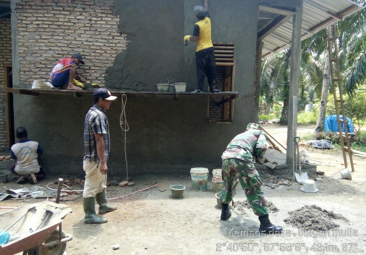 Babinsa Blegen Mulia Bantu Warga Bangun Rumah
