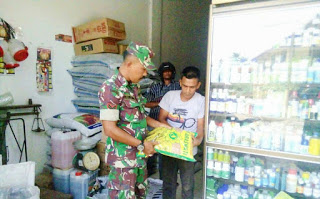 Jaga Ketersediaan Pupuk , Sertu Suryadi Cek Toko Mitra Tani