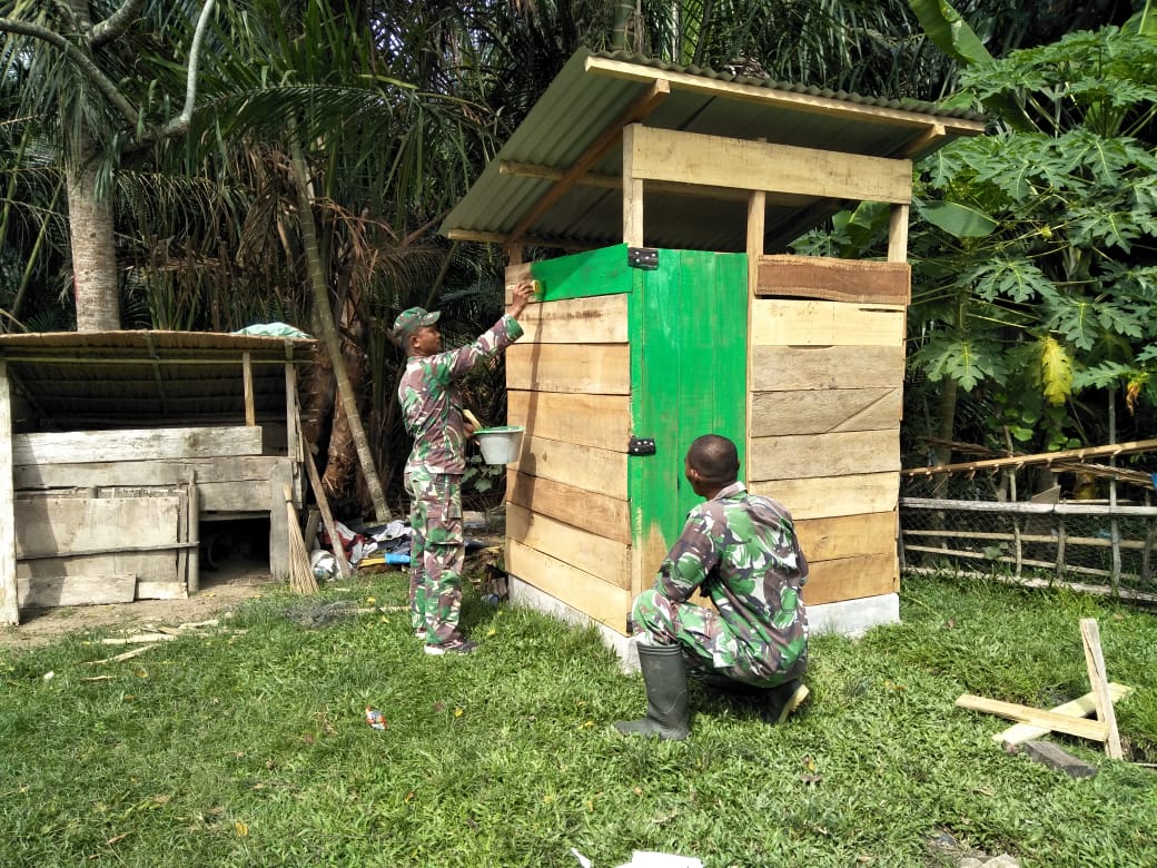 Personel Brigif 25/Siwah Bangun Jamban Untuk Warga