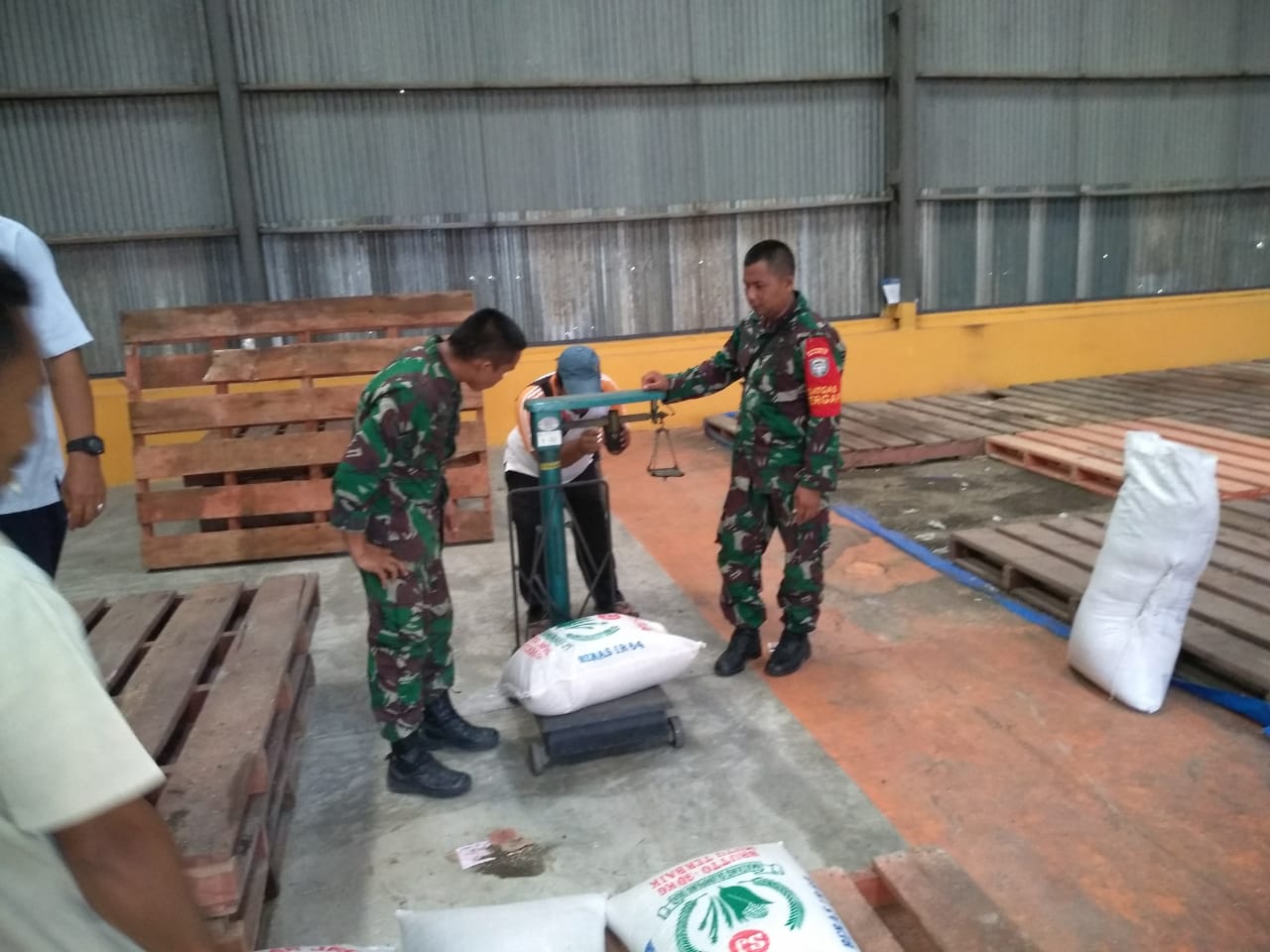 Kodim 0111/Bireuen Serahkan Hasil Sergap ke Bulog