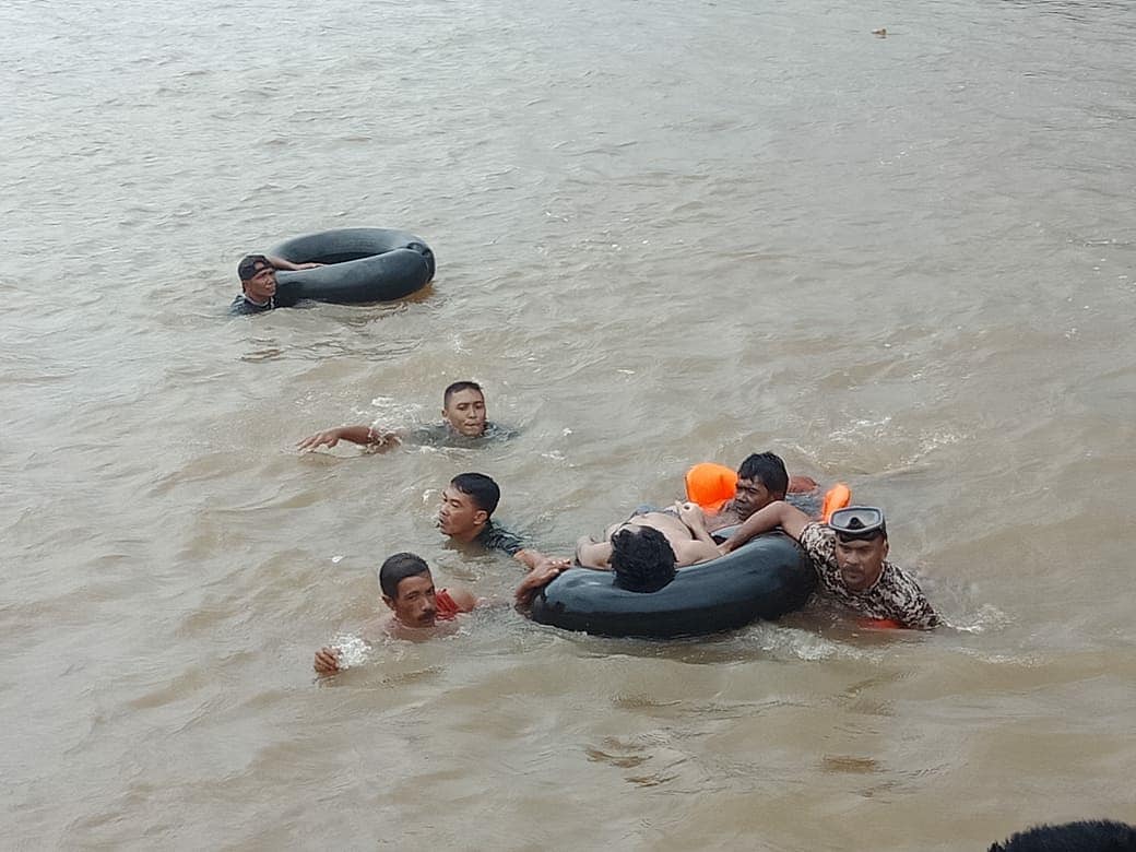 TNI Bantu Evakuasi Korban Tenggelam