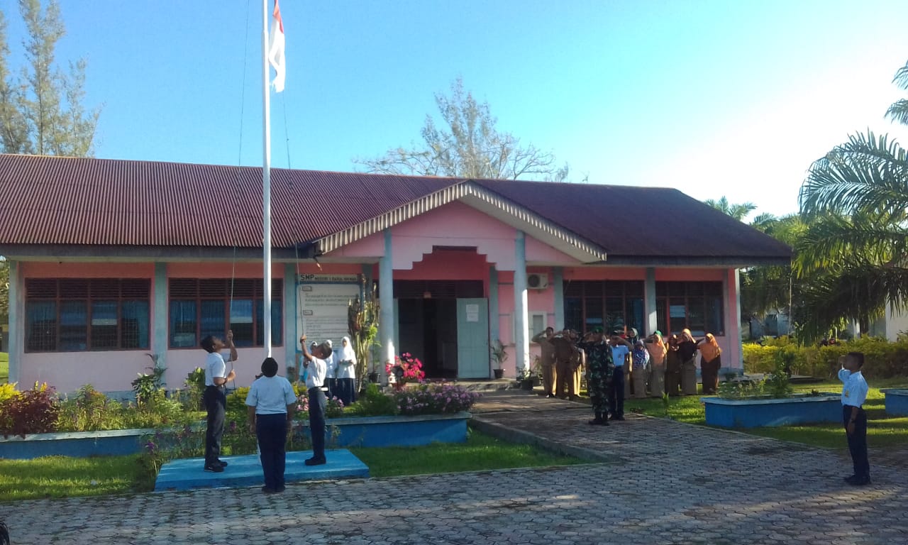 Serda Rinto Laksanakan Upacara Bendera di SMPN 1 Darul Hikmah