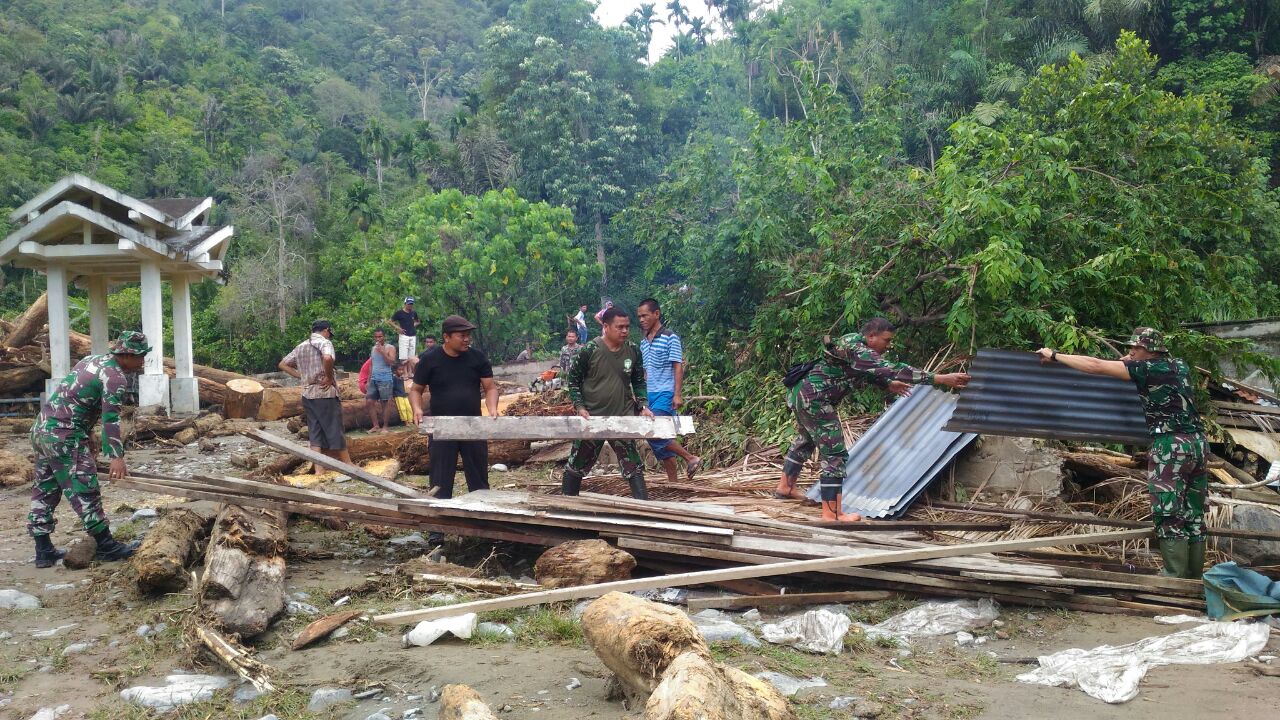 Jajaran Kodim Agara Lakukan Pembersihan Pasca Banjir