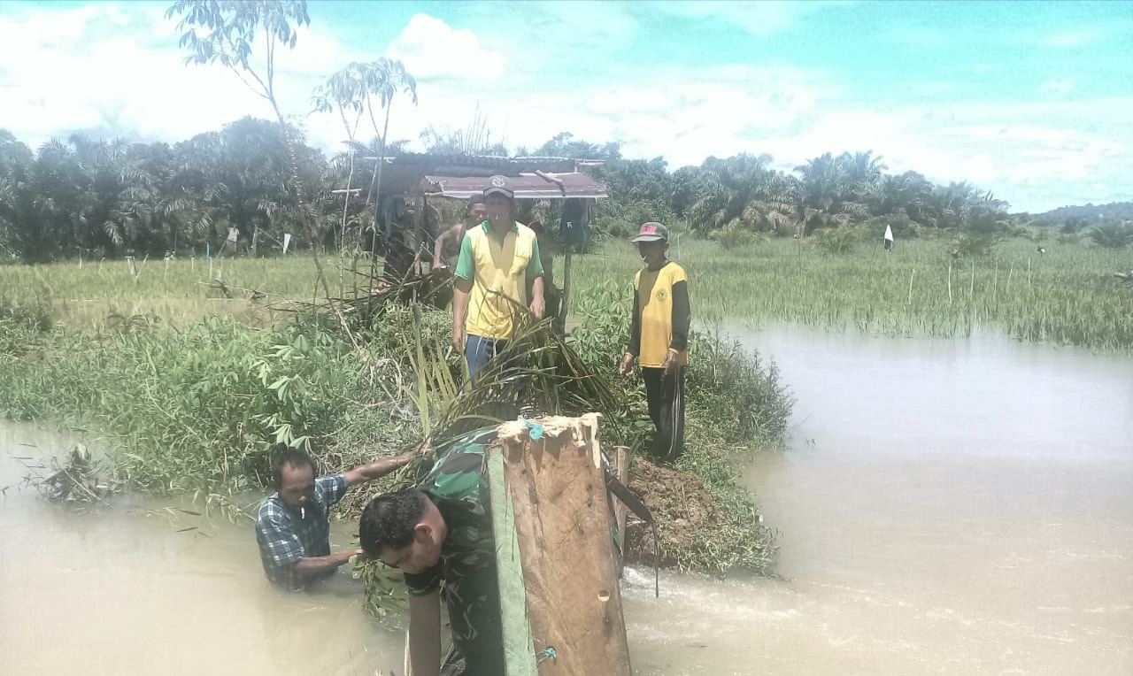 Babinsa Bersama Petani  Perbaiki Tanggul Yang Jebol