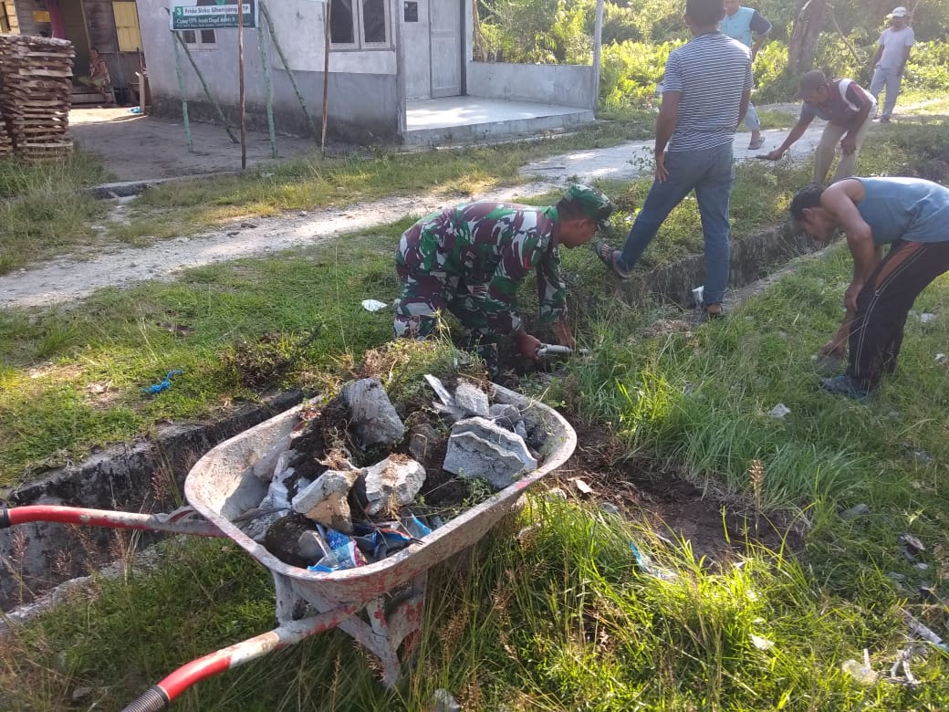 Babinsa Koramil 02 Gotong Royong Bersama Masyarakat