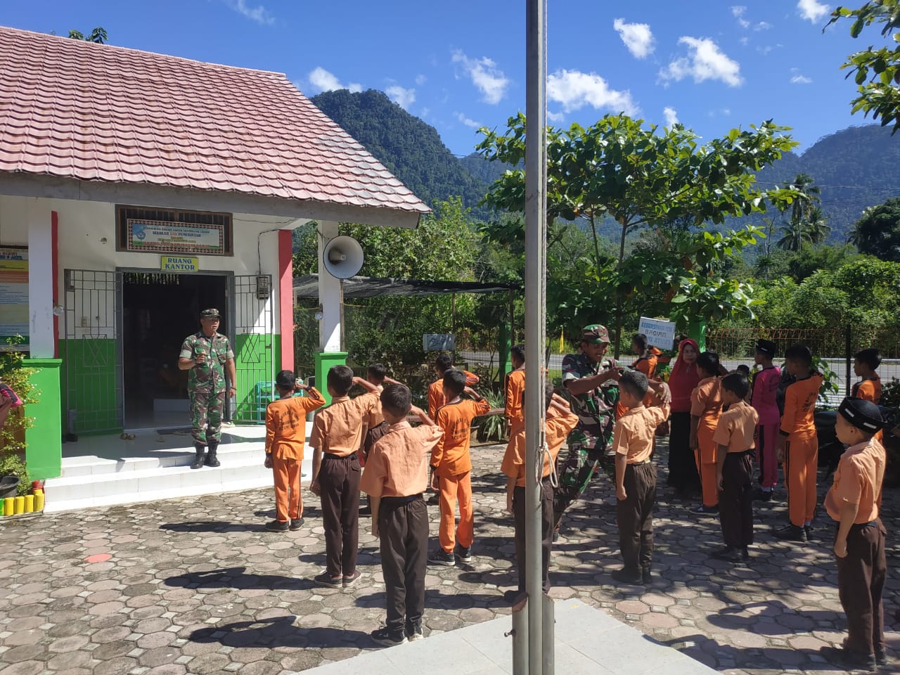 Koramil 01/Lamno Lakukan Pembinaan Pramuka di SDN 6 Jaya