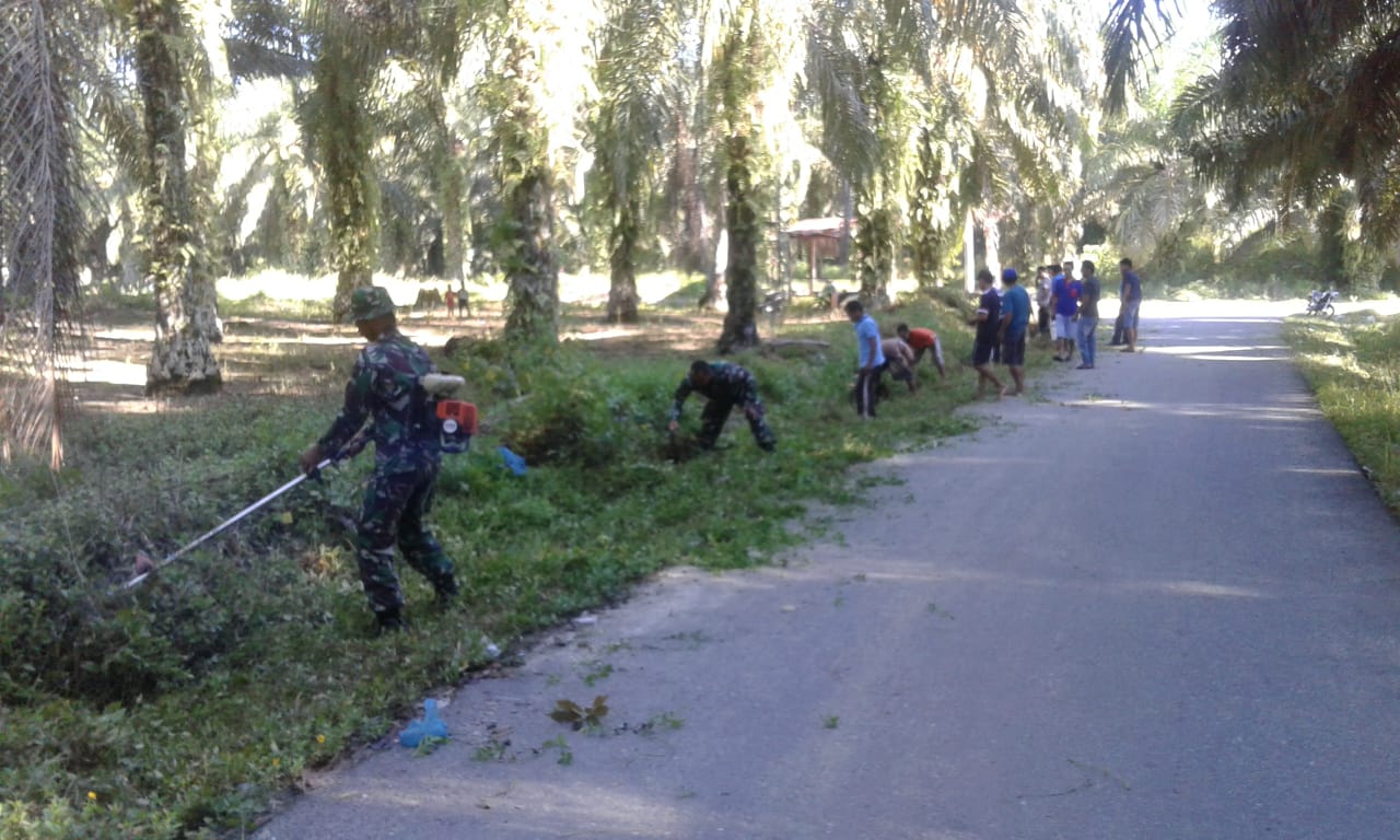 Babinsa Koramil 03/Gunung Meriah Ajak Warga Binaan Gotong Royong