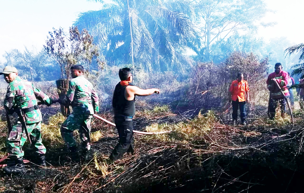 Personel Ramil 23/Lgst Bantu Padamkan Karhutlah